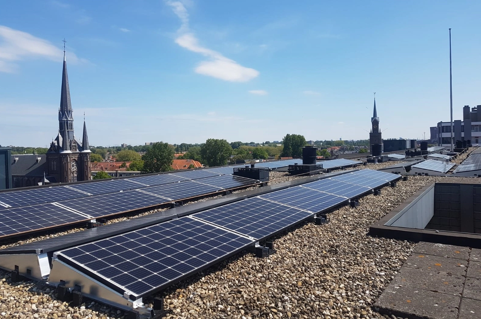 dak met zonnepanelen