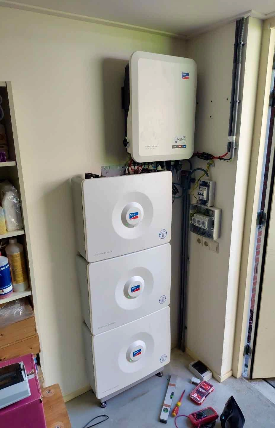 Systeem met SMA omvormer en 10 kWh aan batterijen plus noodstroomstopcontacten