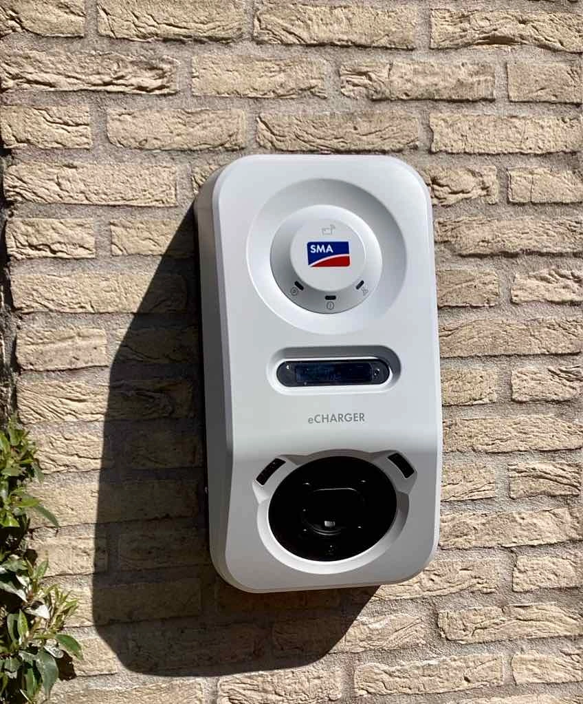SMA eCharger tegen de muur