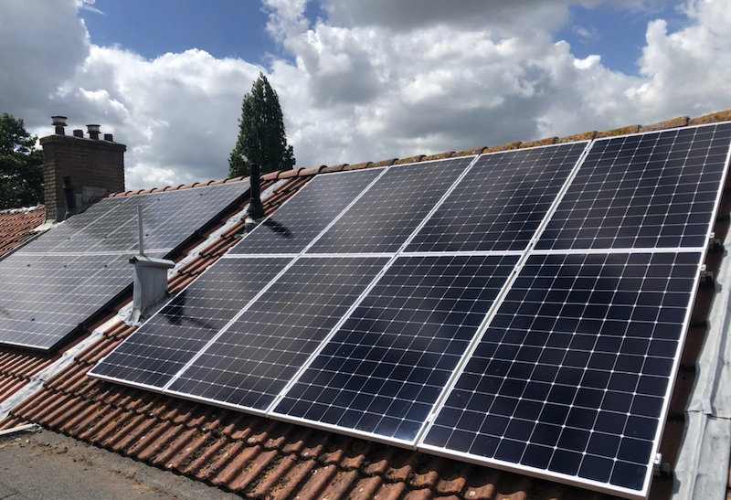 SunPower zonnepanelen op een schuin dak