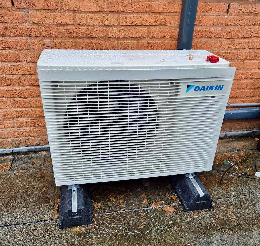 De buiten-unit van een Daikin warmtepomp systeem voor de verwarming