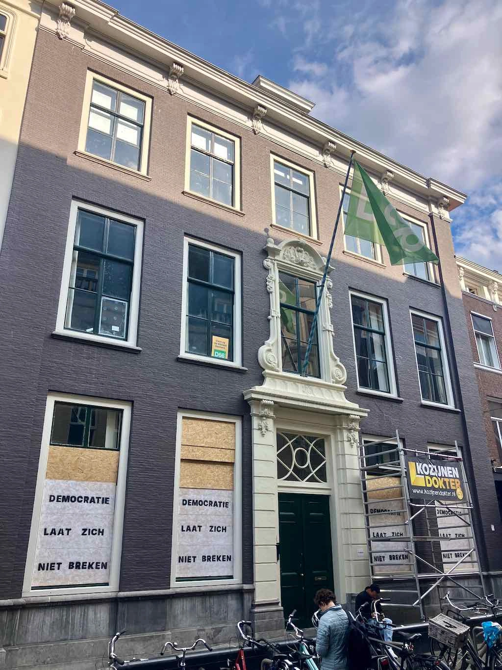 Kapot geslagen D66 kantoor in Den Haag in september 2025