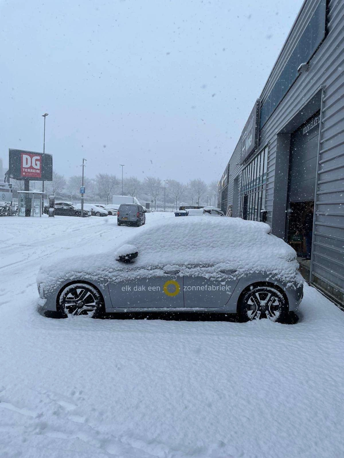 Zonnefabriek auto in de sneeuw