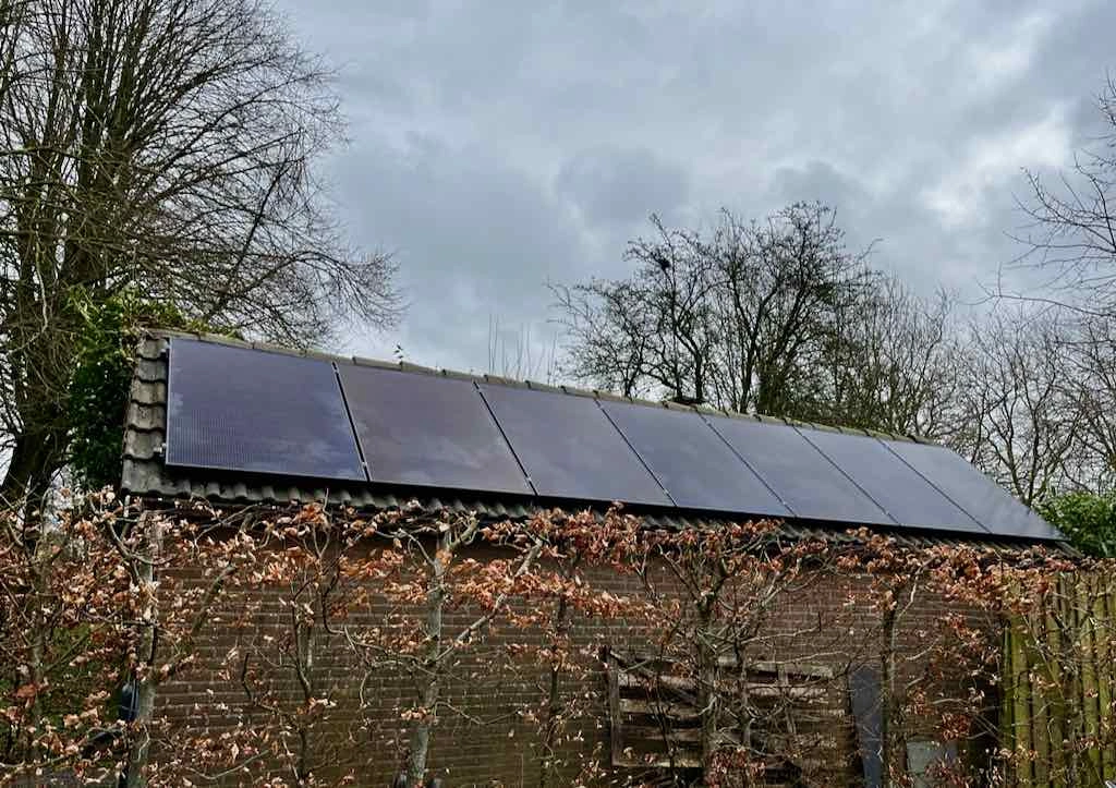 Zonnepanelen in februari 2024 met grijze wolkenlucht