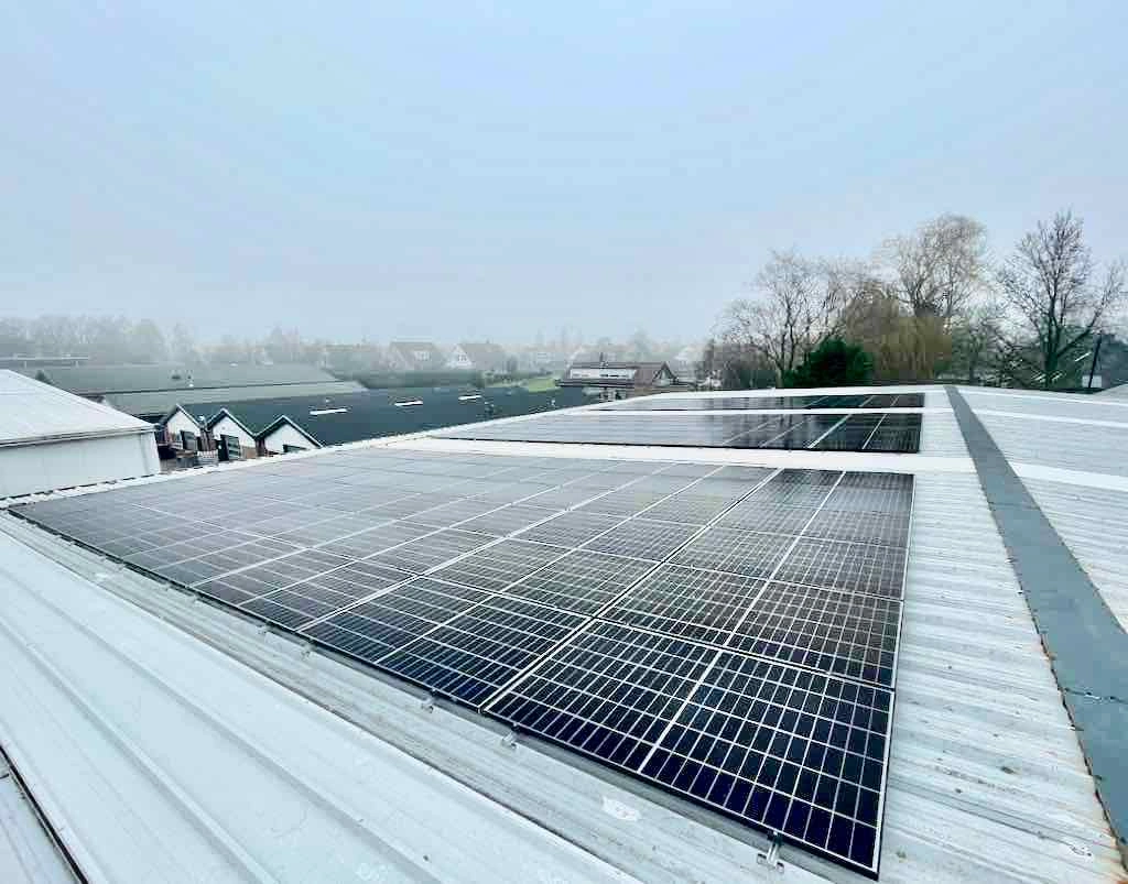 zonnedak met dikke wolken