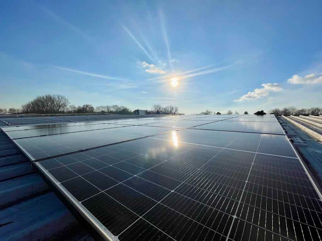 Zonnedak met lage zon in februari 2025