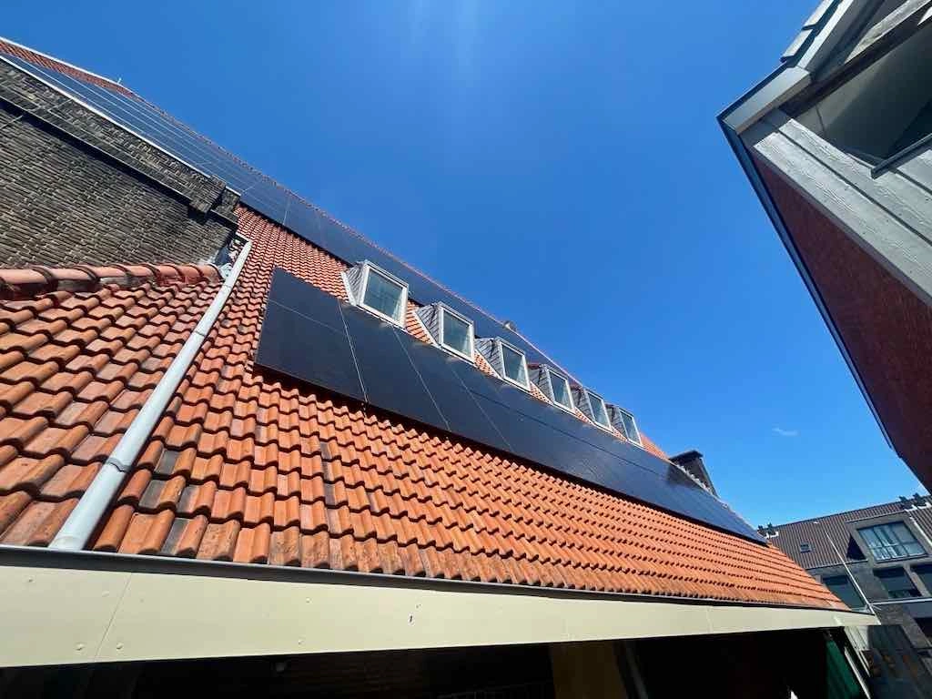 Zonnepanelen op een schuin dak in juli 2025