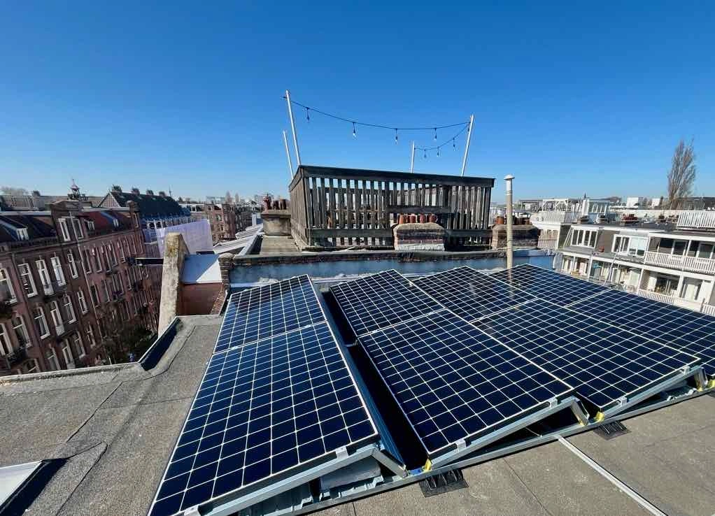 Nieuwe zonnepanelen onder een strakblauwe hemel
