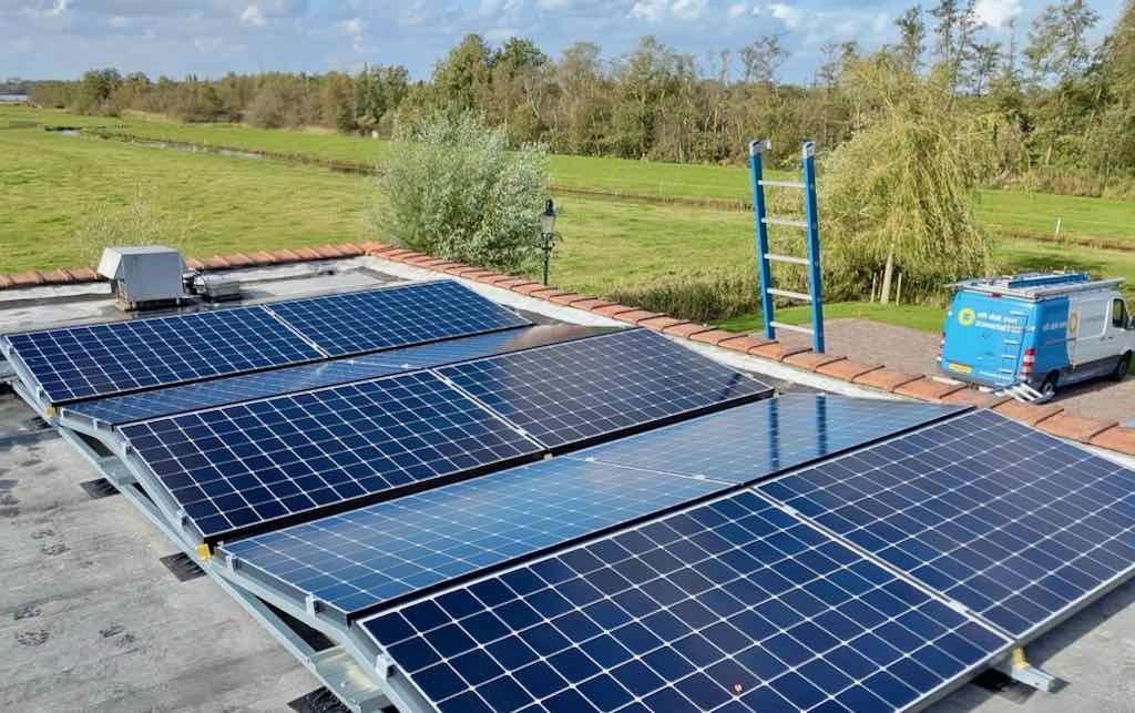 Zonnepanelen geplaatst in oktober 2024 op een plat dak