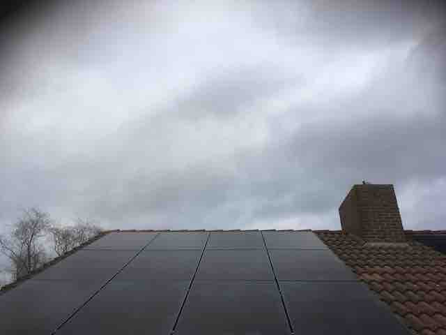 sombere wolken over zonnepanelen